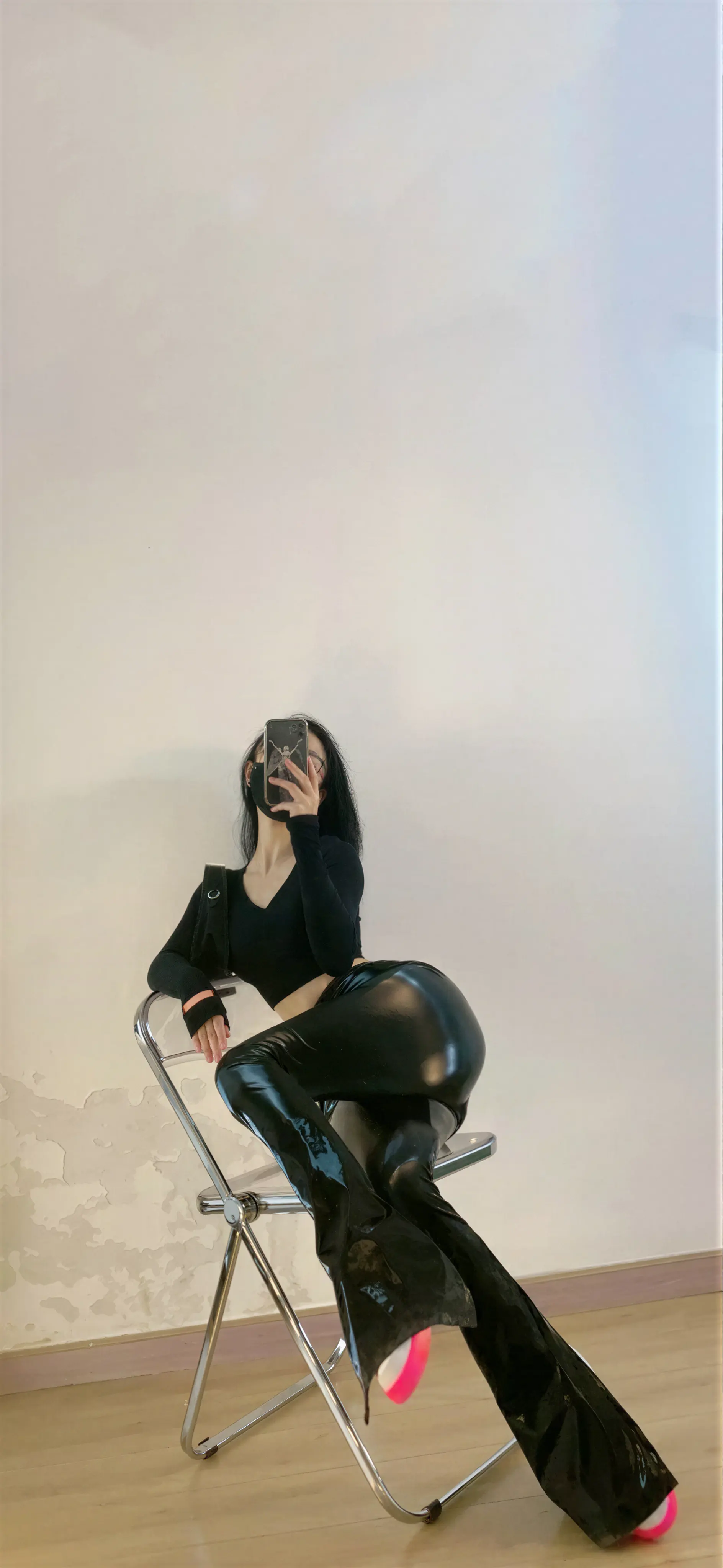 俏妞qiaoniuTT – 紧身皮裤秀蜜桃 8P